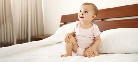 Bayi 7 Bulan Belum Bisa Dududk Sendiri, Normalkah?